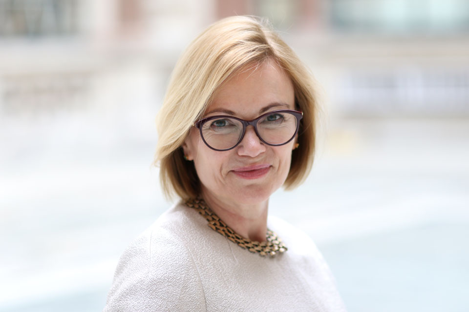 Ранее Дебора Броннерт работала в качестве гендиректора по экономическим и глобальным вопросам в британском МИД, а также попечителем Британского совета