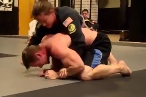 Девушка применила удушающий прием против парня, предложившего ей помыть посуду