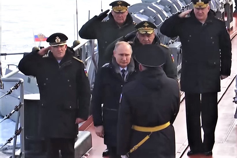 Президент России Владимир Путин оставил запись в книге почетных посетителей корабля