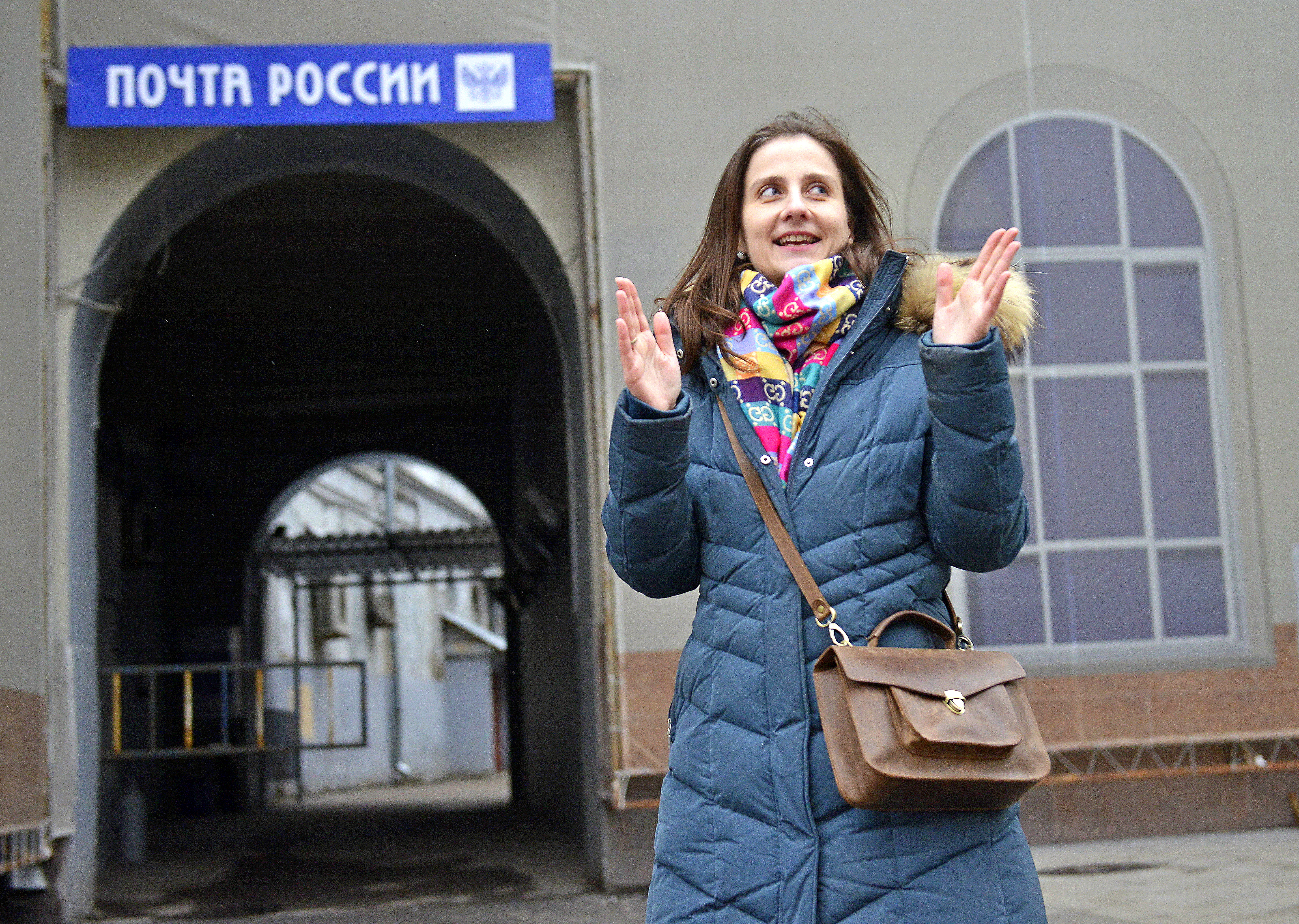 Гид Марина Лимонова провела экскурсию по территории московского Главпочтамта, рассказала о его истории и удручающем техническом состоянии операционного зала