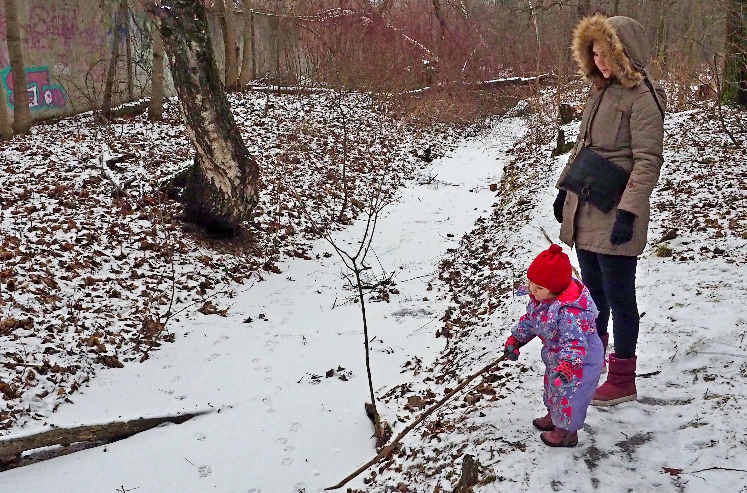 Жительница Тимирязевского района Маргарита Котова с дочкой Еленой гуляют вдоль реки Жабенки в любое время года