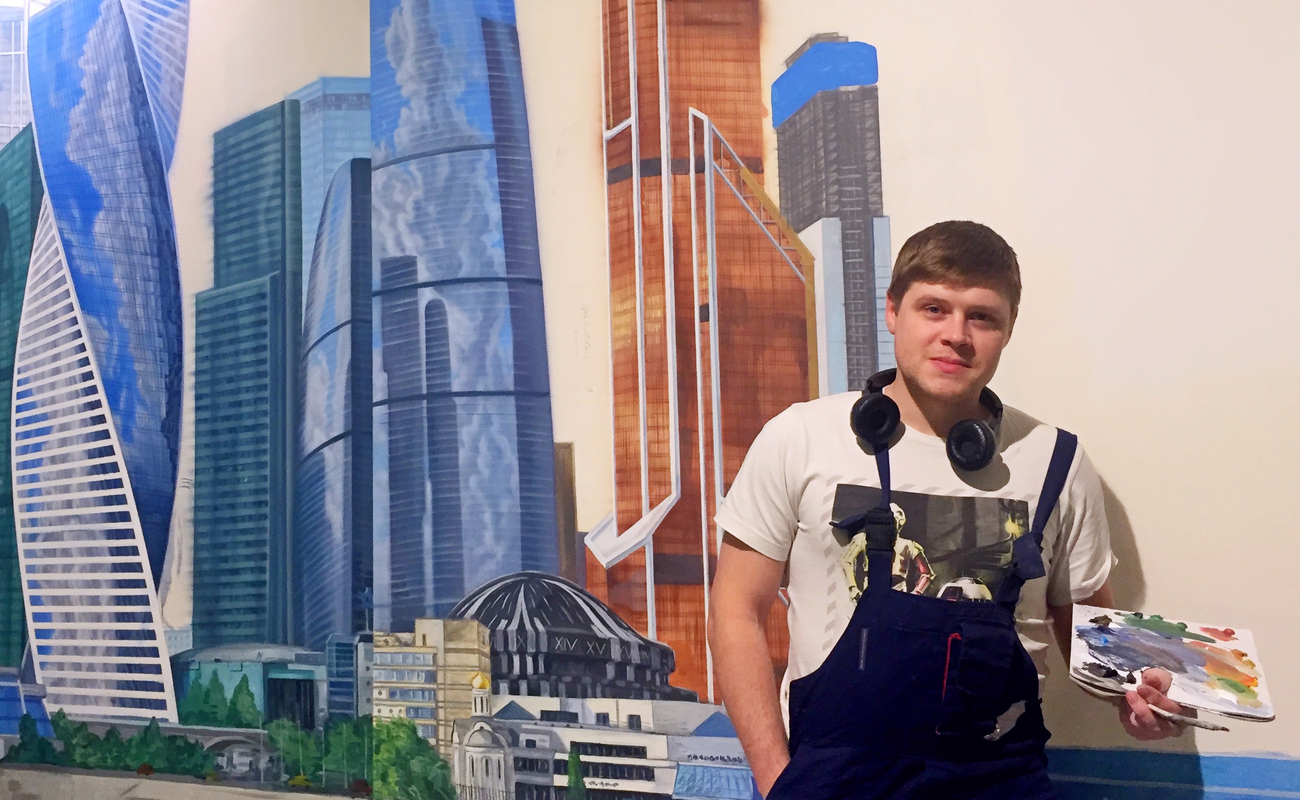 Граффитист Кирилл Кожухов в работе над панорамой использует классические инструменты художника — карандаш, кисть и палитру