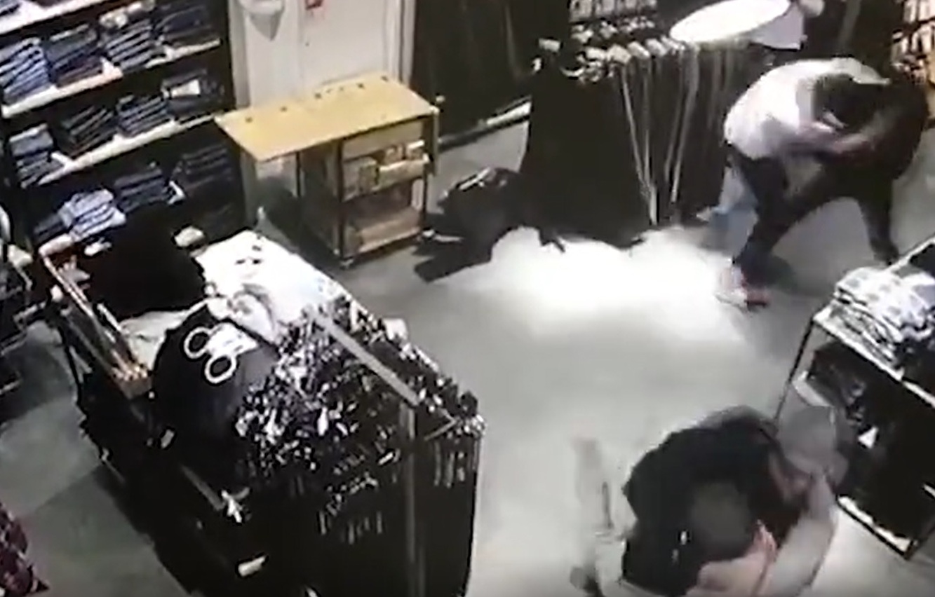 Драка продавцов со злоумышленниками попала на видео