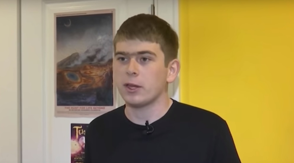 Как рассказал Вольф Кукер, он решил изучить все, что ранее обнаружили в системе из двух звезд