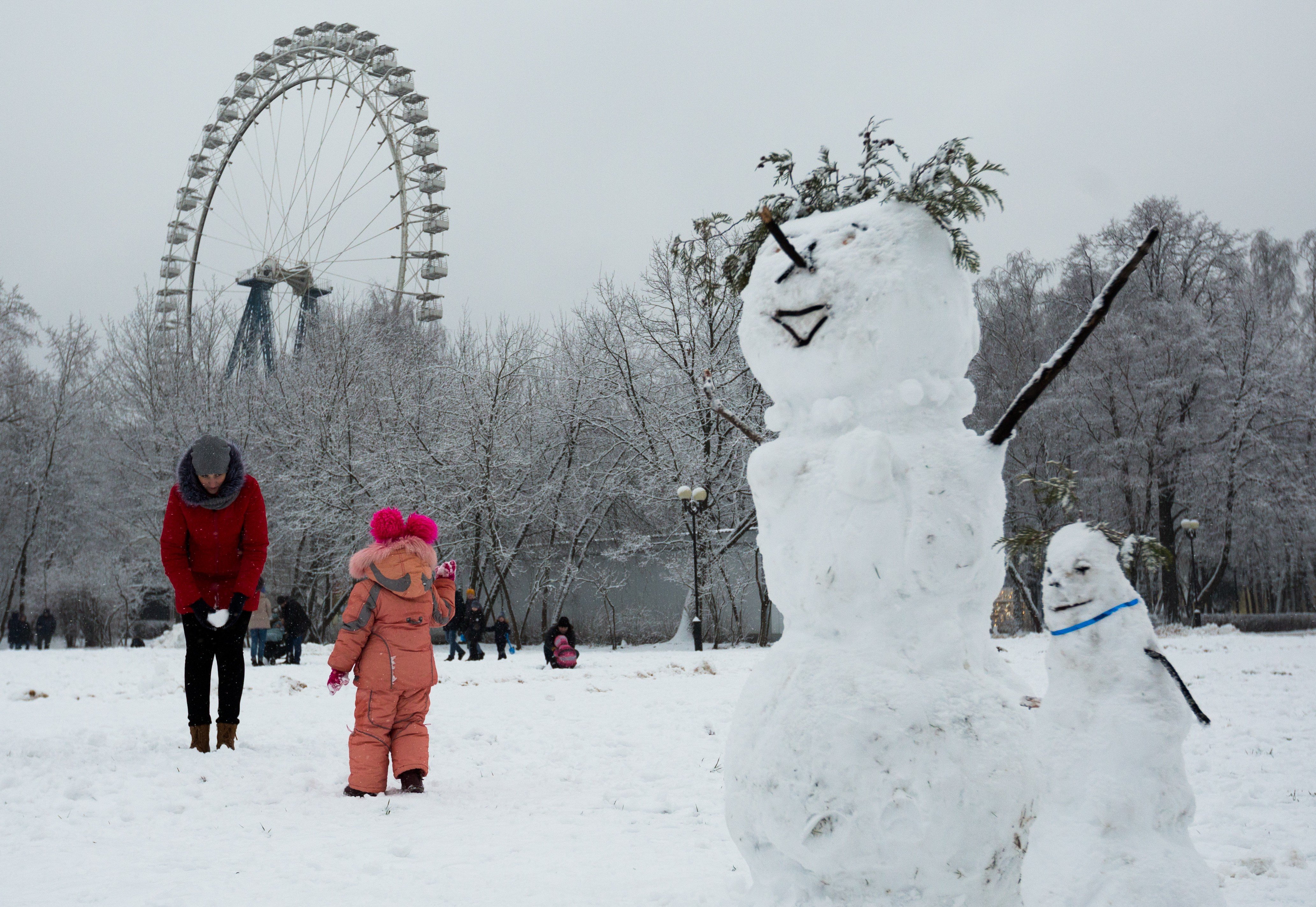 Видео о том, как бог раздавал снег российским городам, рассмешило Сеть