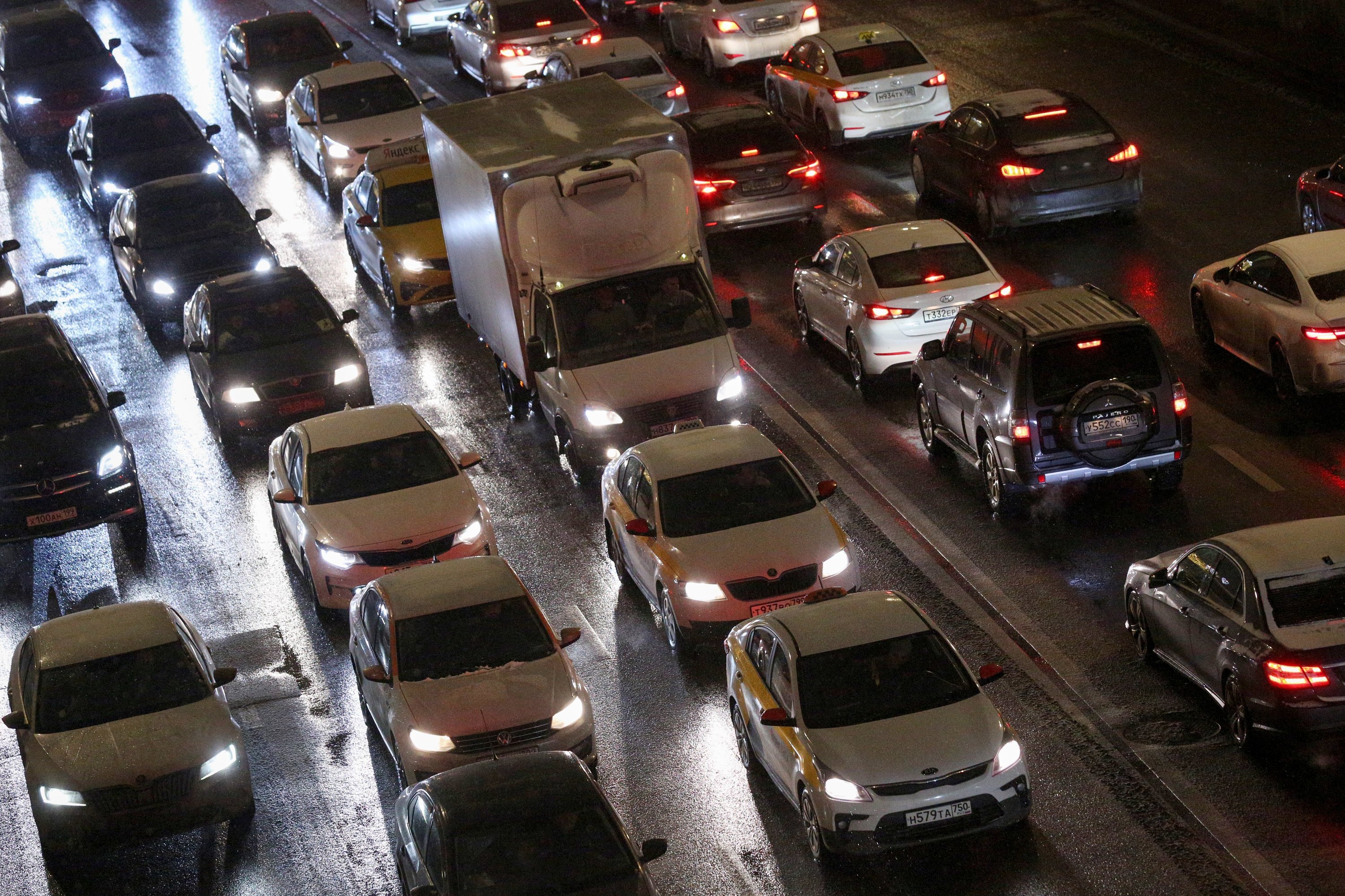 Движение на участке МКАД ограничили из-за аварии с пятью машинами