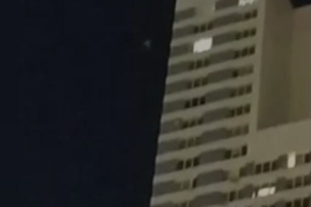 Бейсджамперы в Москве спрыгнули с парашютом с 40-го этажа