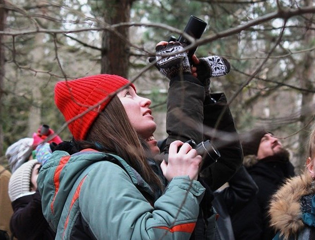 Орнитолог Ника Самоцкая наблюдает за птицами в Главном ботаническом саду имени Н. В. Цицина