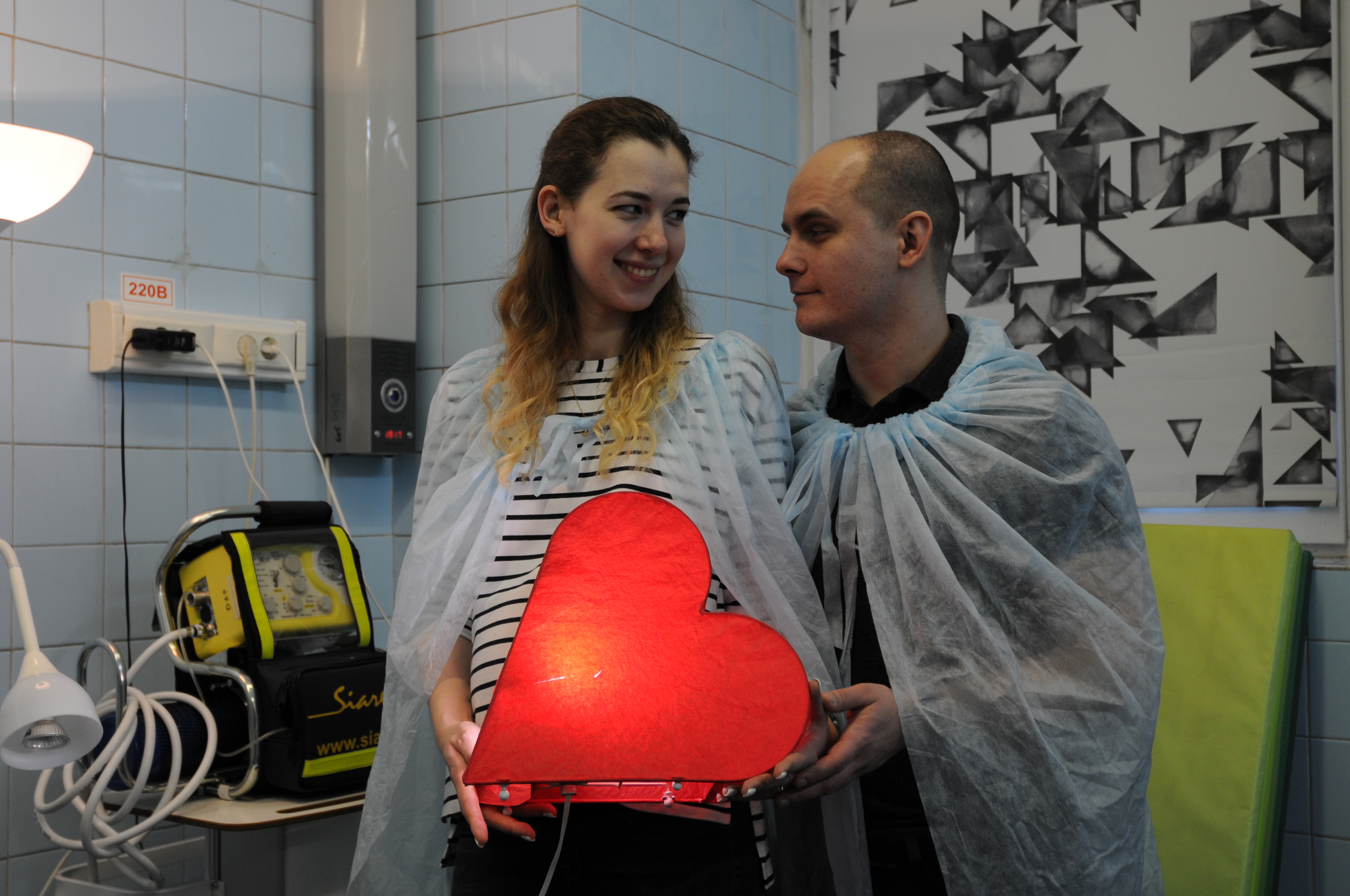 Будущие родители Ольга Дубровская и Александр Макущенко в родильной палате роддома № 8 Городской клинической больницы имени В. П. Демихова во время Дня открытых дверей