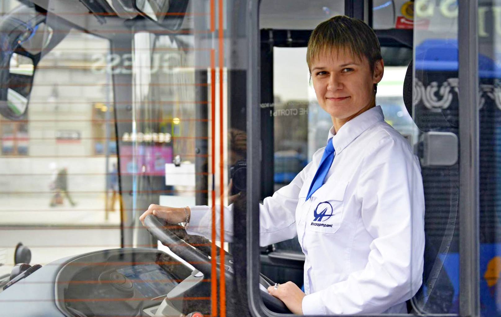 Водитель электробуса № Т17 Ольга Андреева считает, что управлять электробусом значительно проще и комфортнее, чем троллейбусом