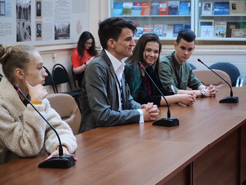 Столичные школьники практикуются и в международной журналистике