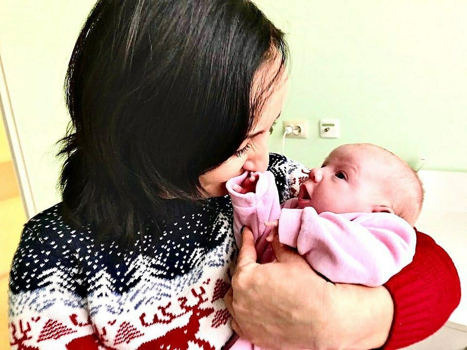 Оставленная на лестничной клетке в Мытищах девочка обрела новую семью