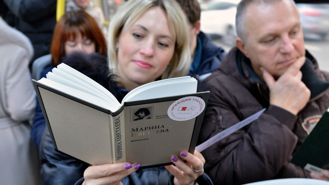 Участники акции «Читающий транспорт» прочитали более 10 тысяч книг