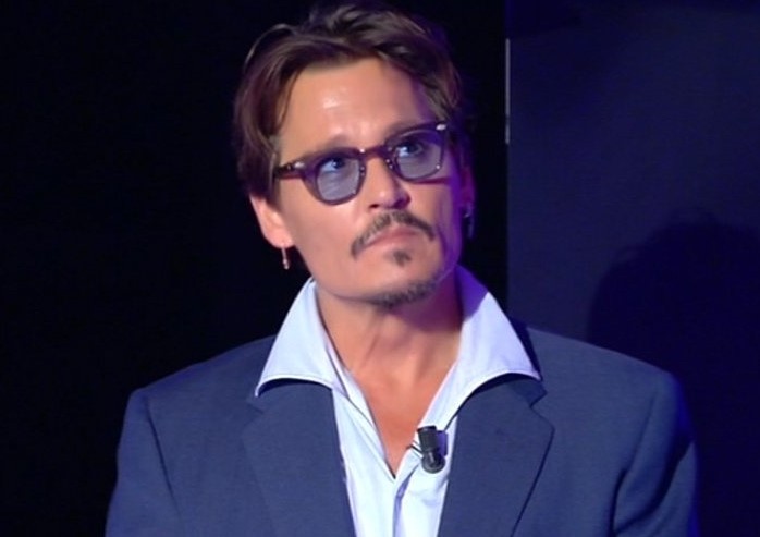 Папарацци сделали несколько снимков, на которых видно, как звезда «Пиратов Карибского моря» стоит вечером вместе с высокой и эффектной брюнеткой