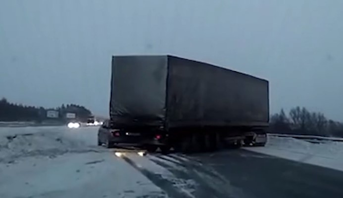 «Железные нервы»: пассажир помог водителю избежать аварии с двумя фурами