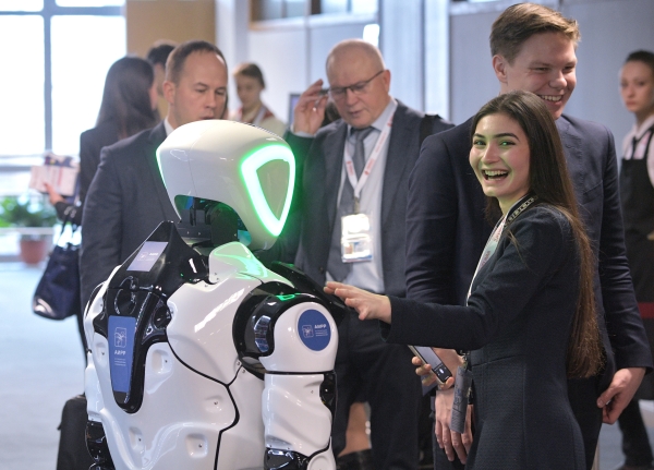 Участникам форума продемонстрировали и новейшие отечественные технологии. Например, робота-кладовщика, разработанного Ассоциацией инновационных регионов