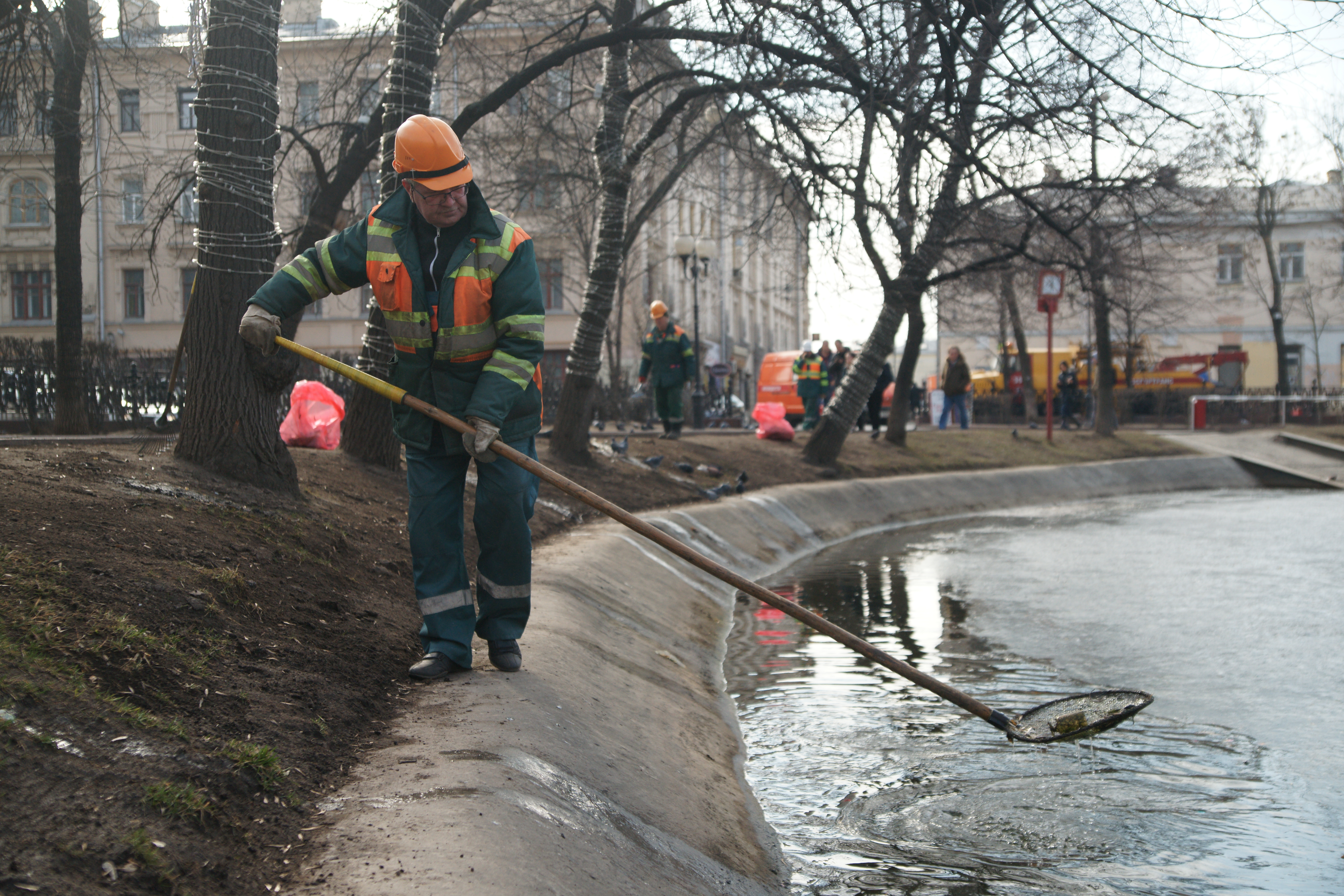 Более 20 столичных прудов и рек очистят до конца года