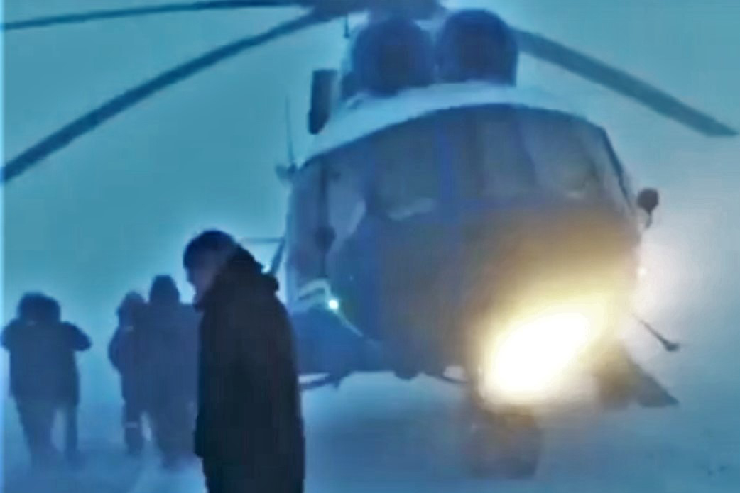 Вертолет приземлился на дорогу из-за метели на Ямале