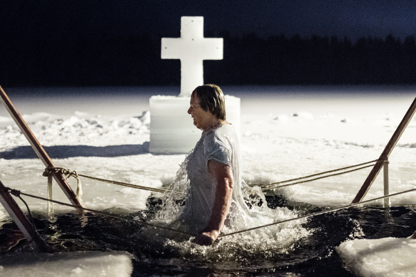 Подводные хороводы и заплывы в шлемах: что известно о традициях моржевания разных стран