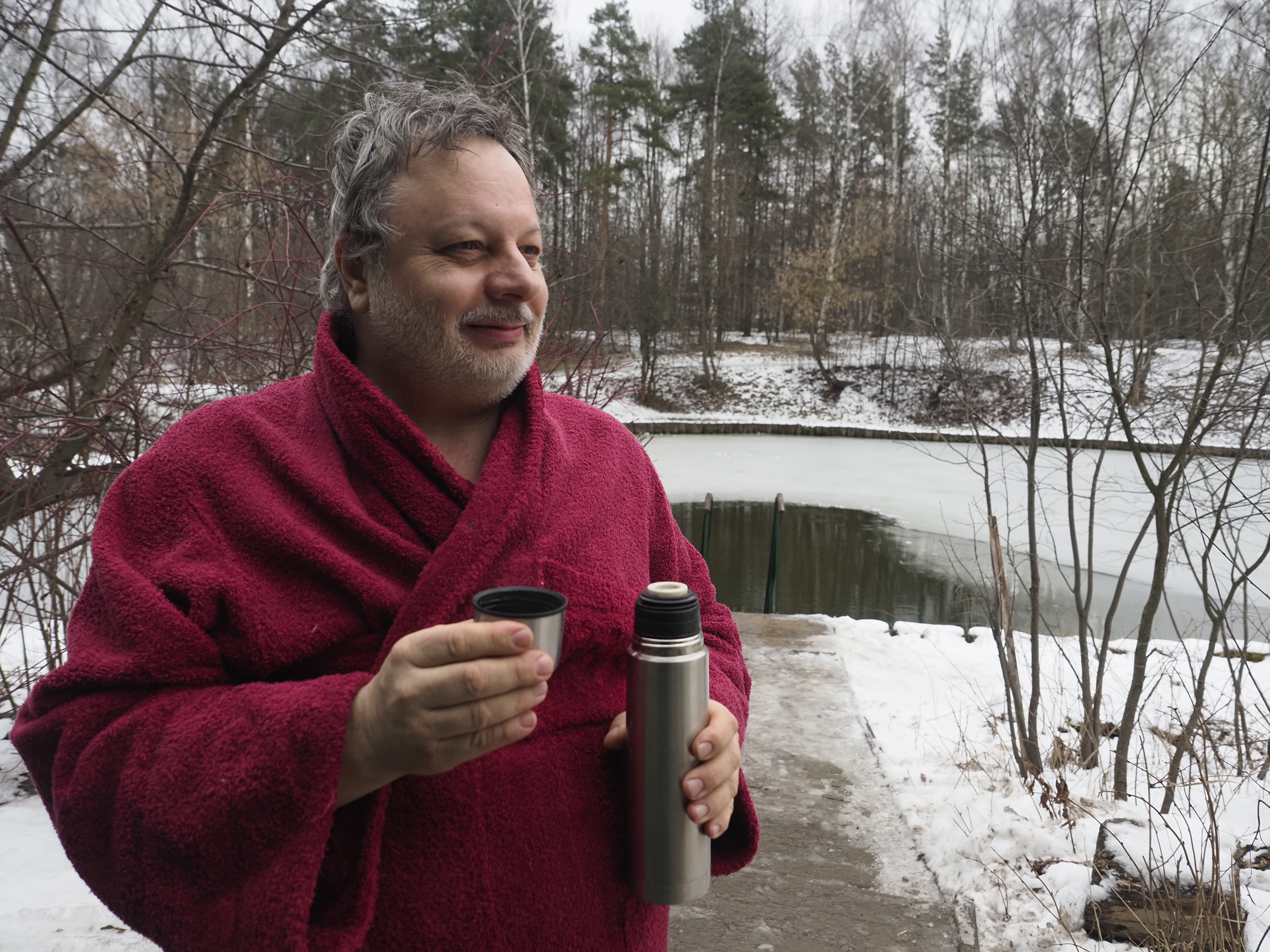 Корреспондент «ВМ» Сергей Шахиджанян согревается горячим чаем после погружения в прорубь на Путяевских прудах. Главное после такого экстрима — растереться полотенцем и укутаться в теплую сухую одежду, чтобы разогнать кровь