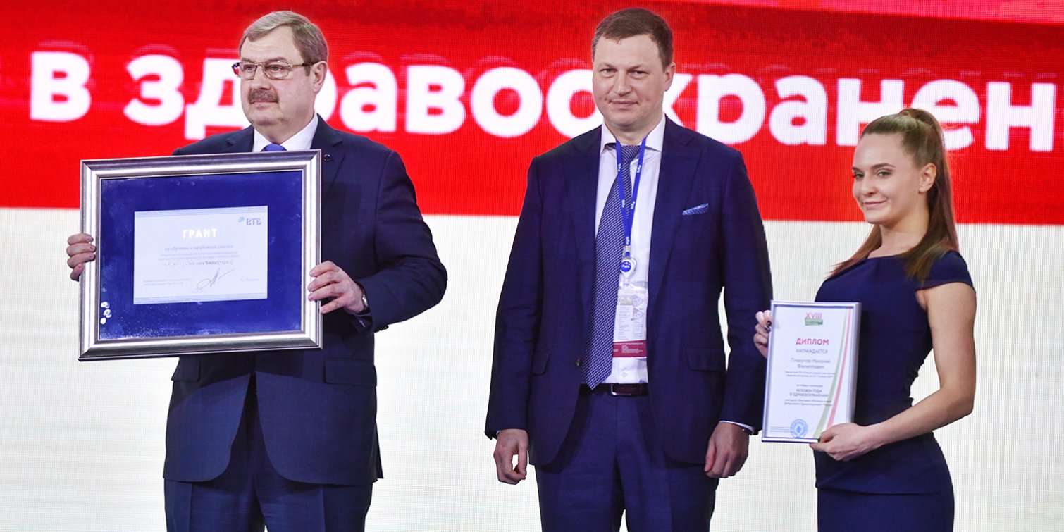 Николай Плавунов (слева) сказал, что искренне рад награде