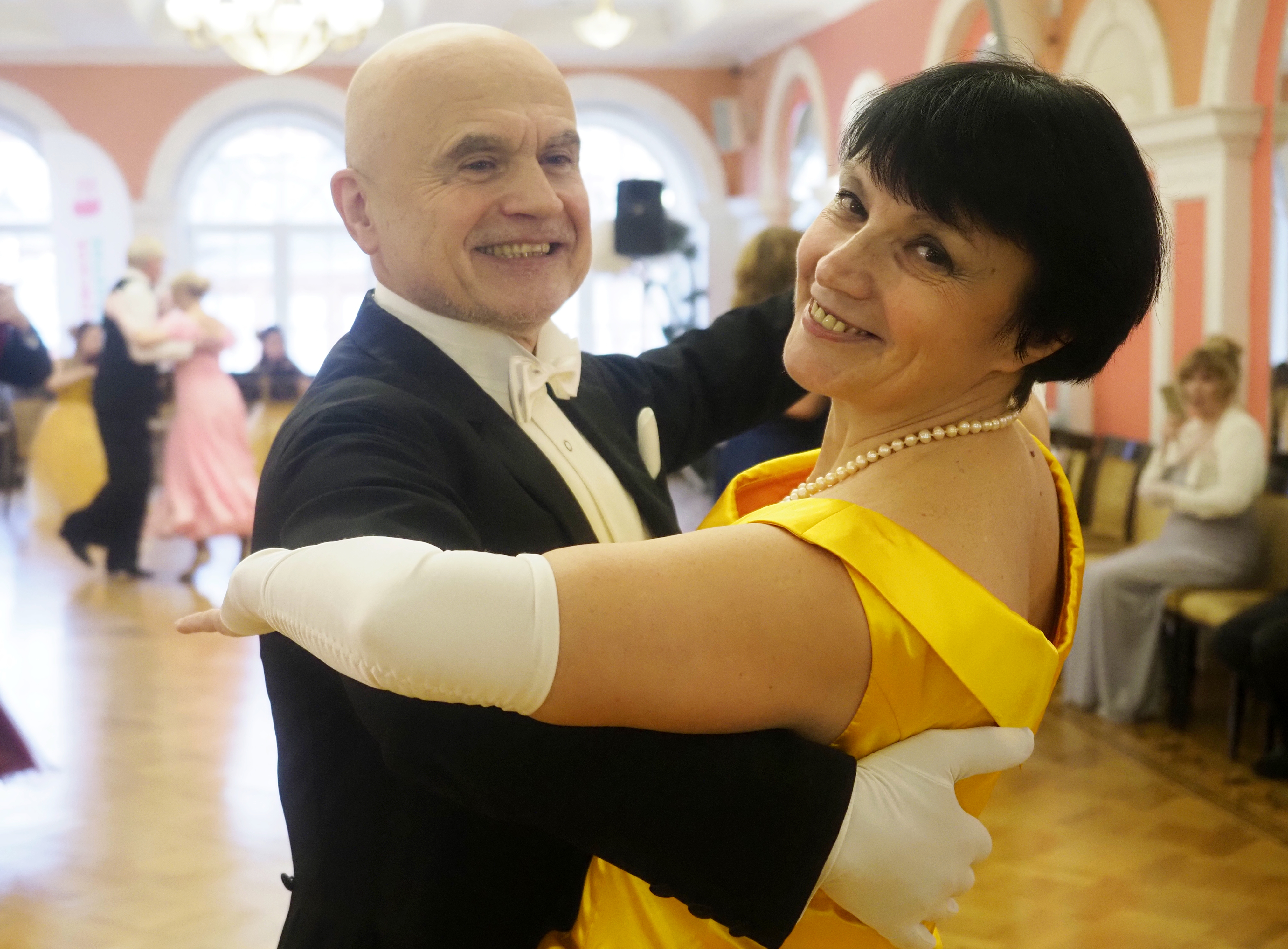 Участники проекта «Московское долголетие» Сергей Белозеров и Надежда Дорофеева танцуют на балу в Центральном доме культуры железнодорожников