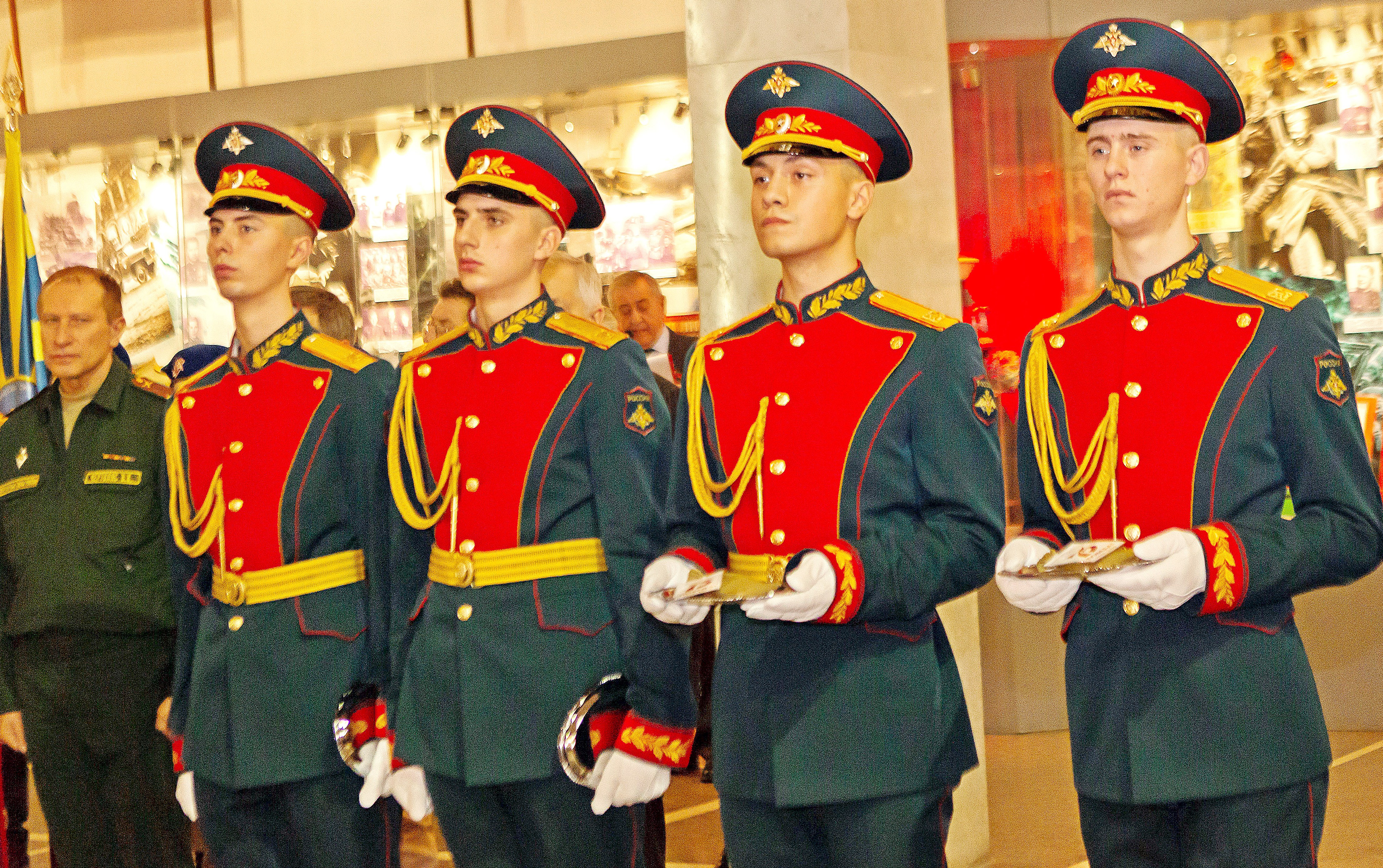 Бойцы Президентского полка (слева направо): Михаил Кораблин, Кирилл Говор, Андрей Толстов и Сергей Ященко с памятными кисетами