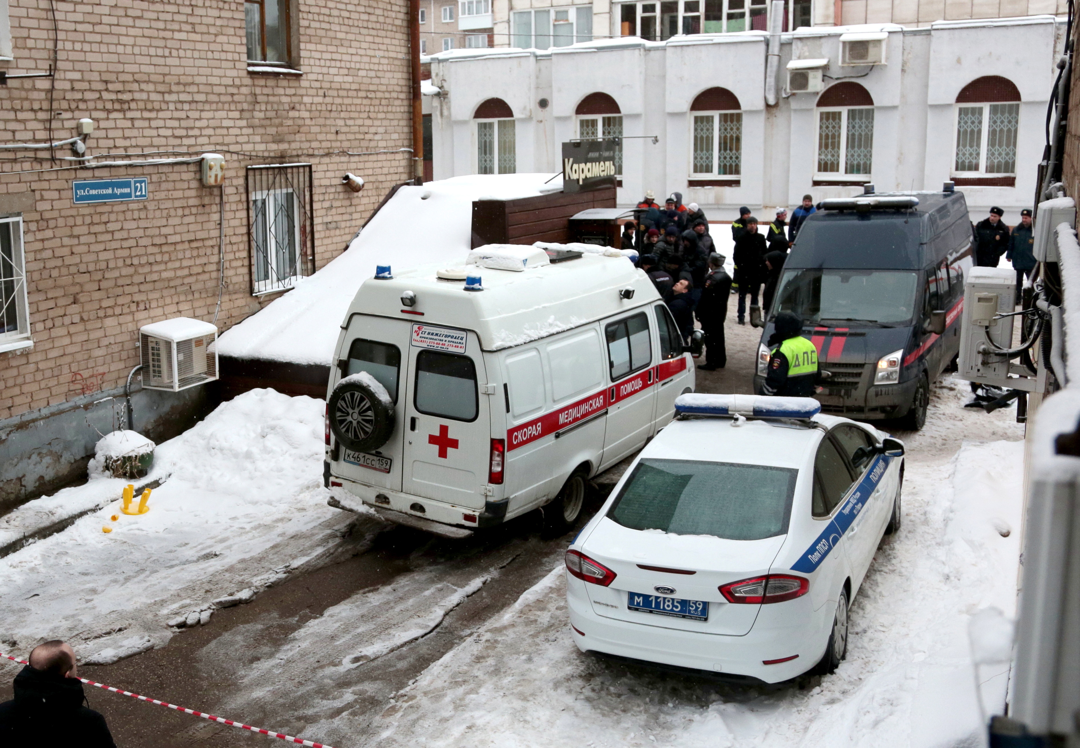 Автомобили Скорой помощи, Следственного комитета РФ и полиции у здания мини-отеля "Карамель"