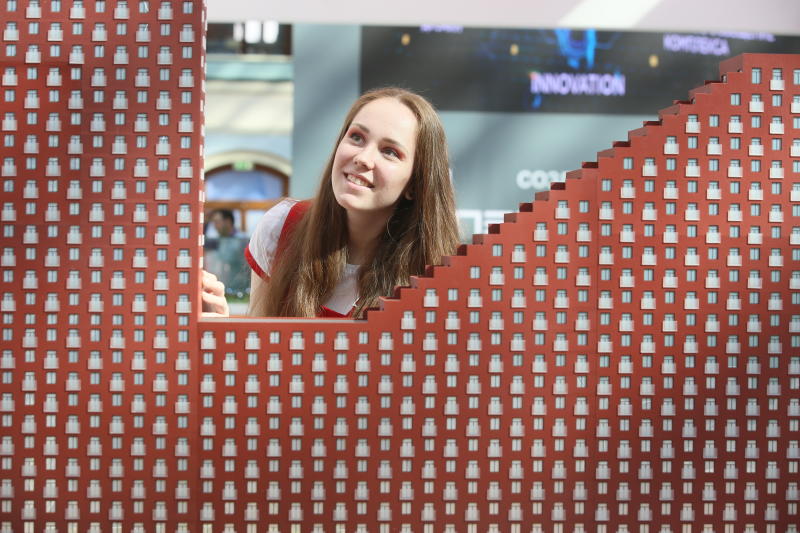 Выставка «Недвижимость» в Гостином Дворе. Промоутер Алена Латышева представляет публике стенд своей строительной компании. По мнению экспертов, в 2020 году ипотечные кредиты подешевеют: власти поддерживают застройщиков