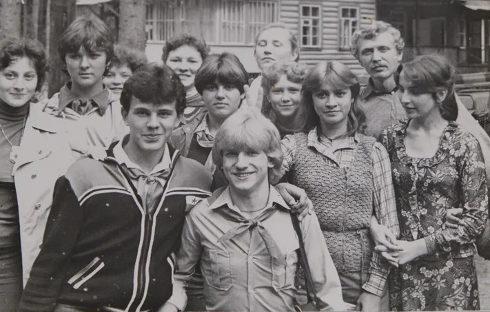 Старшеклассник Миша Мишустин (слева на переднем плане) на фото из архива школы № 7 города Лобня