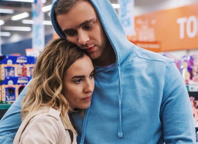 Кадр из кинокомедии «(НЕ)идеальный мужчина» с Юлией Александровой и Егором Кридом, ставшей лидером проката в минувшие выходные 