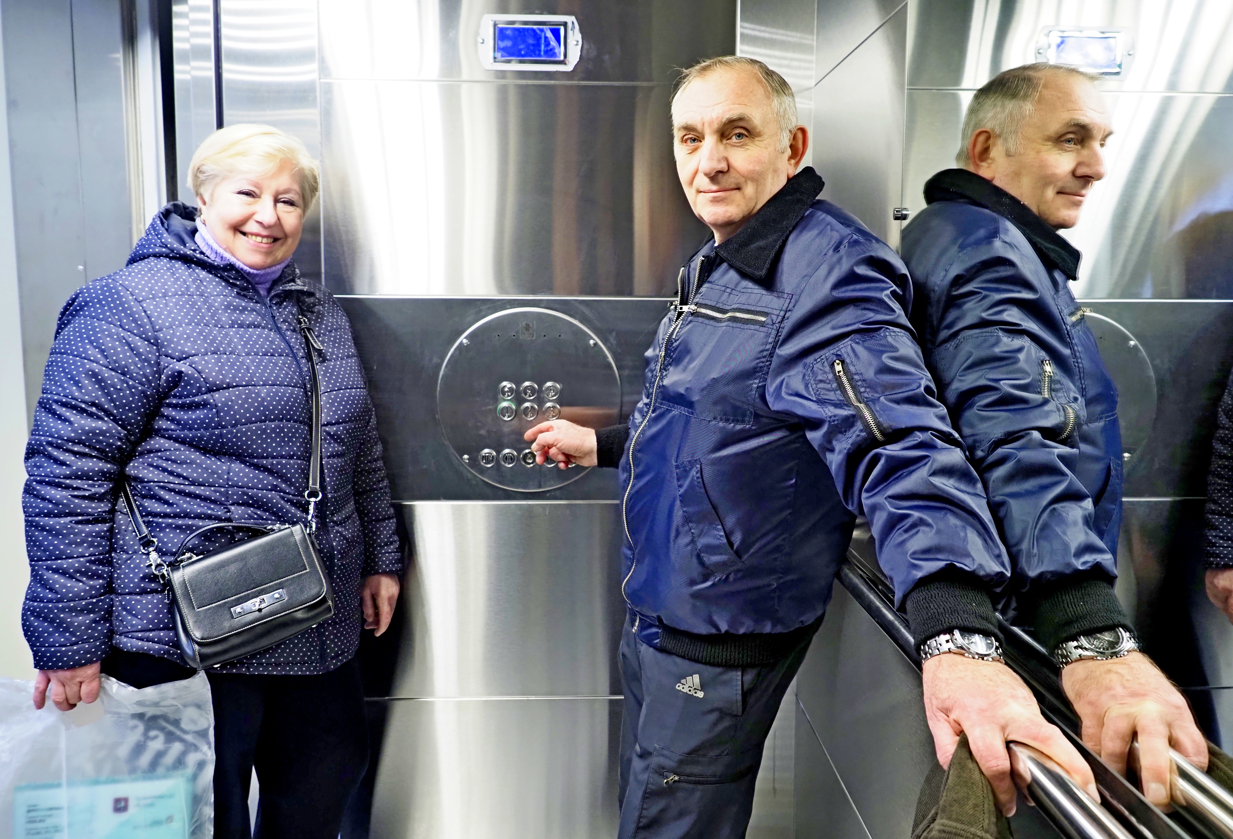 Москвичи Елена и Юрий Ермолаевы поднимаются на лифте в свою новую квартиру, которую они получили по программе реновации, в доме на улице Борисовские Пруды