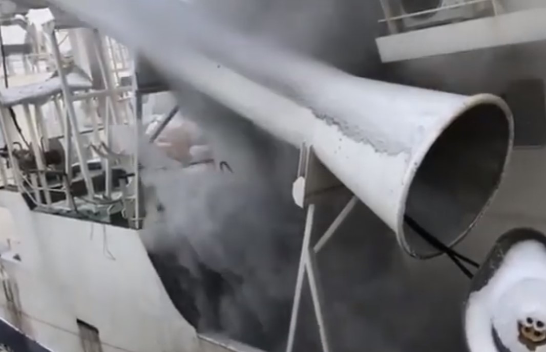 Взрыв прогремел на объятом пламенем российском траулере