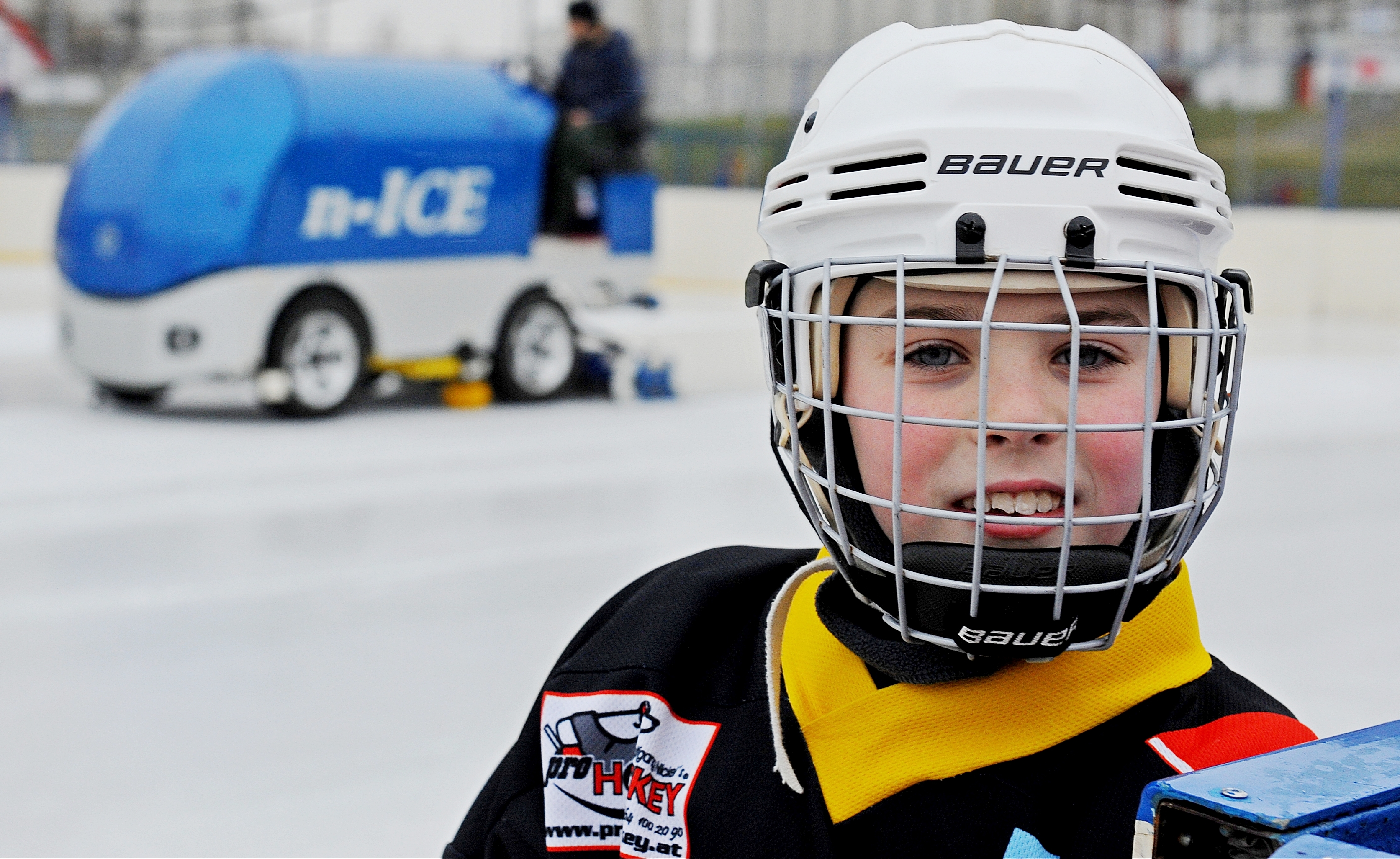 Спортивный инвентарь сейчас доступен всем. Подарите ребенку вместо игрушек и гаджетов спортивное снаряжение и билеты на матч любимой команды.