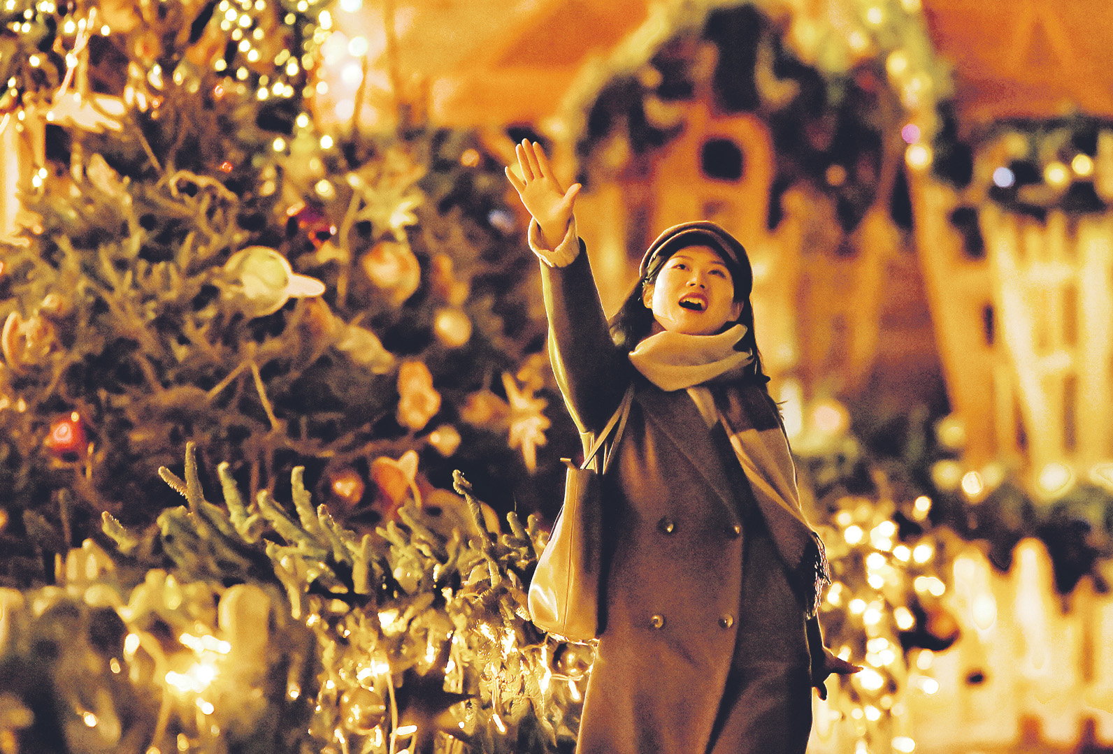 Туристка из Сингапура Эва Ли позирует корреспонденту «ВМ» на Красной площади. Из-за теплой погоды гости столицы вместо посещения ресторанов и кафе выбирают прогулки по московским улицам и площадям. Это несколько снижает выручку заведений общественного питания