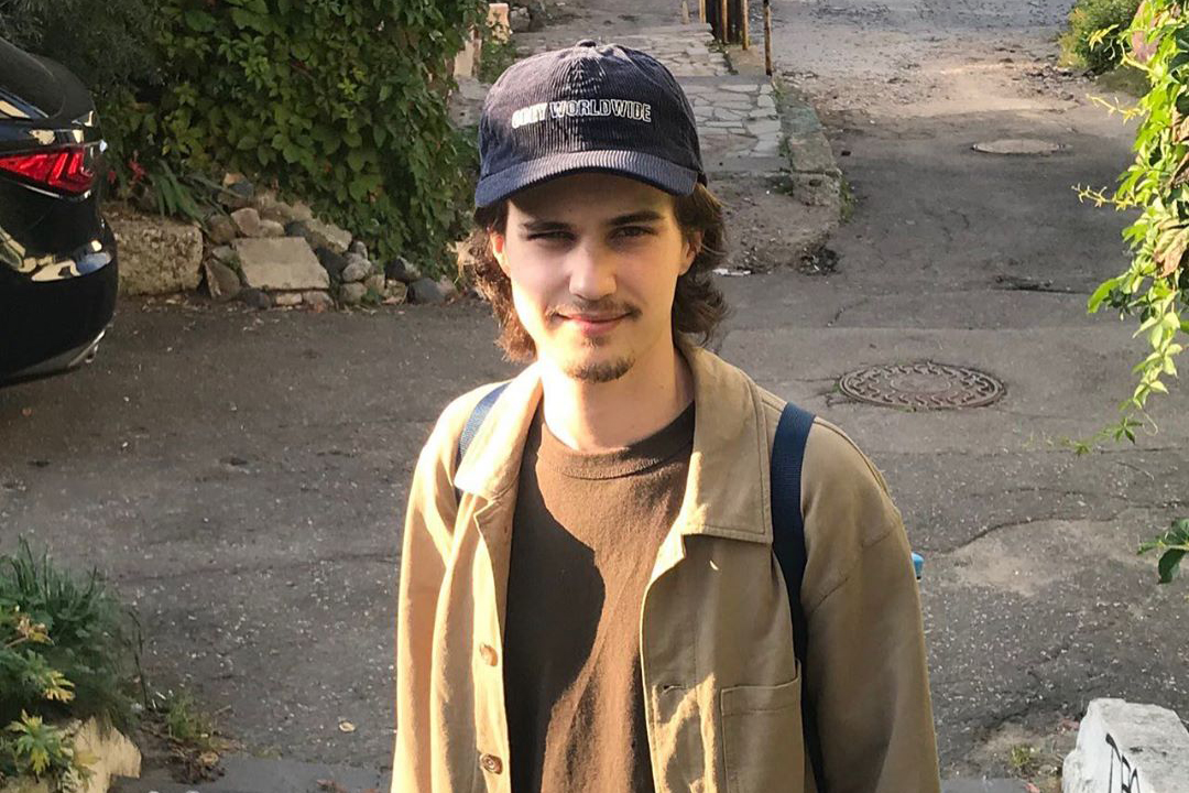 Юморист решил покинуть страну после того, как на него подал заявление в полицию житель подмосковного Орехово-Зуева