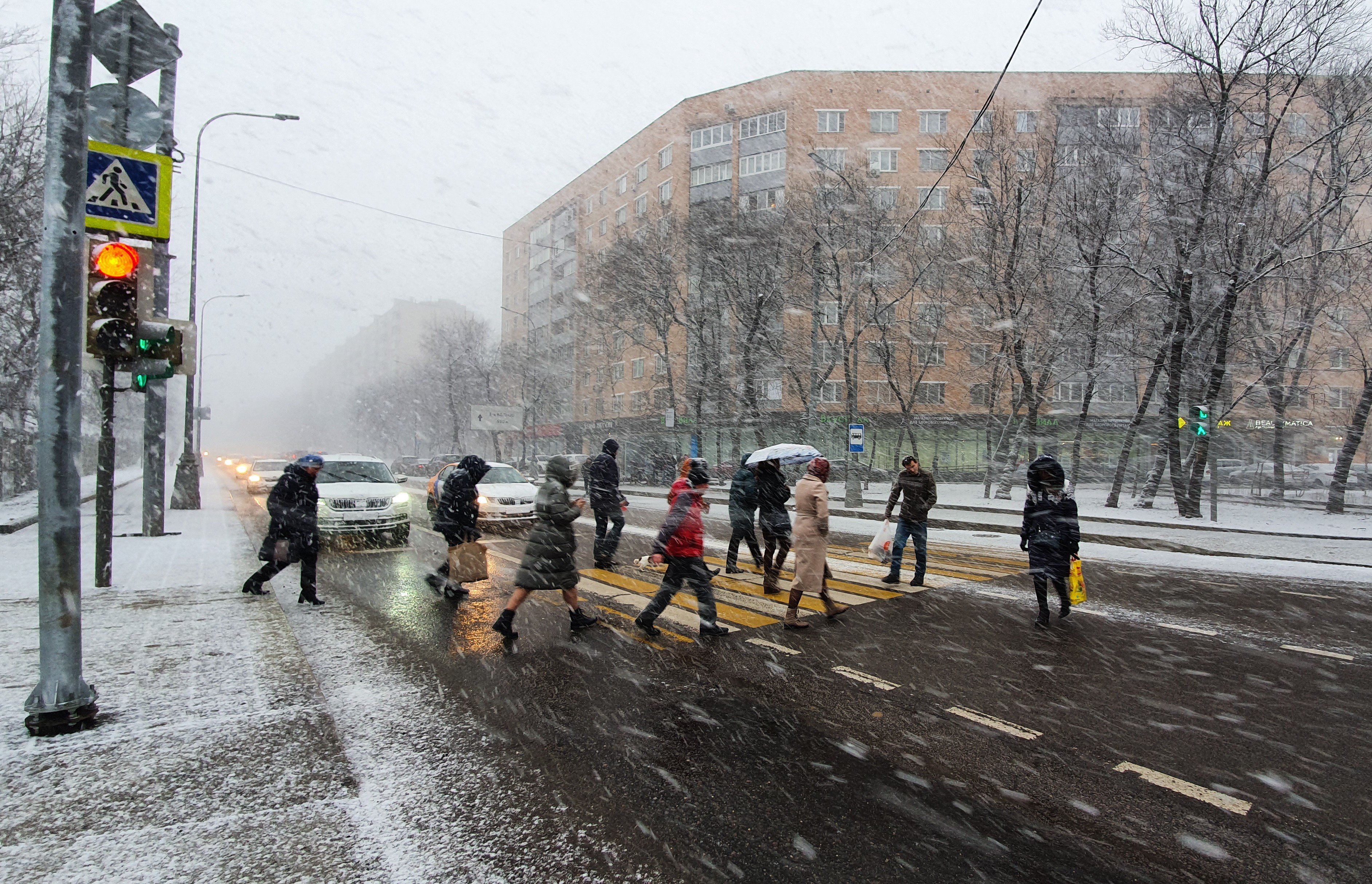 Погода сильный. Снег в Москве. Снегопад в Москве. Сильный снег в Москве. Дождь со снегом в Москве.