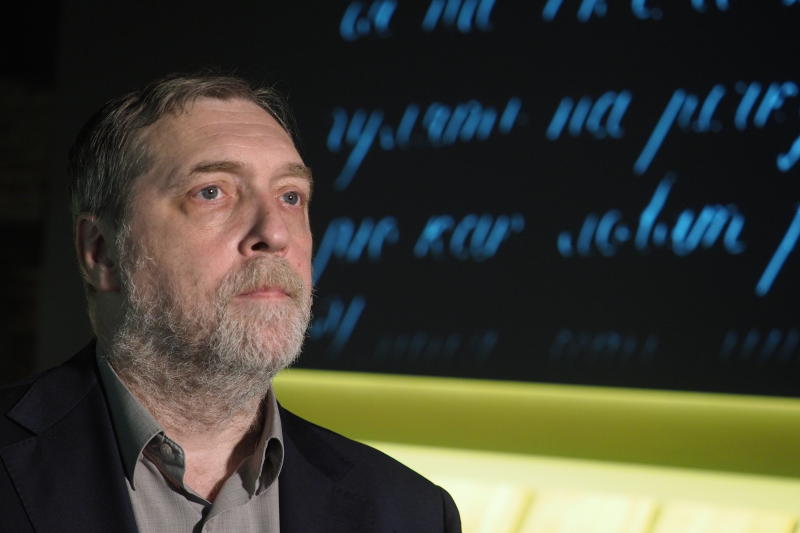 Пассажиры часто начинают беседу о фильме или песнях отца — значит, помнят