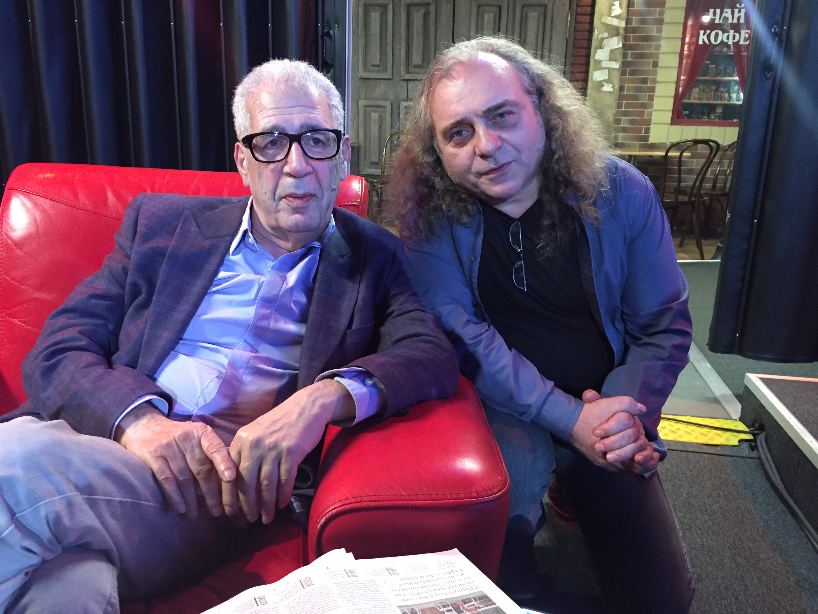 Запись программы «Брюзга»: телеведущий Лев Новоженов (слева) и руководитель службы сетевого вещания «ВМ» Игорь Настенко