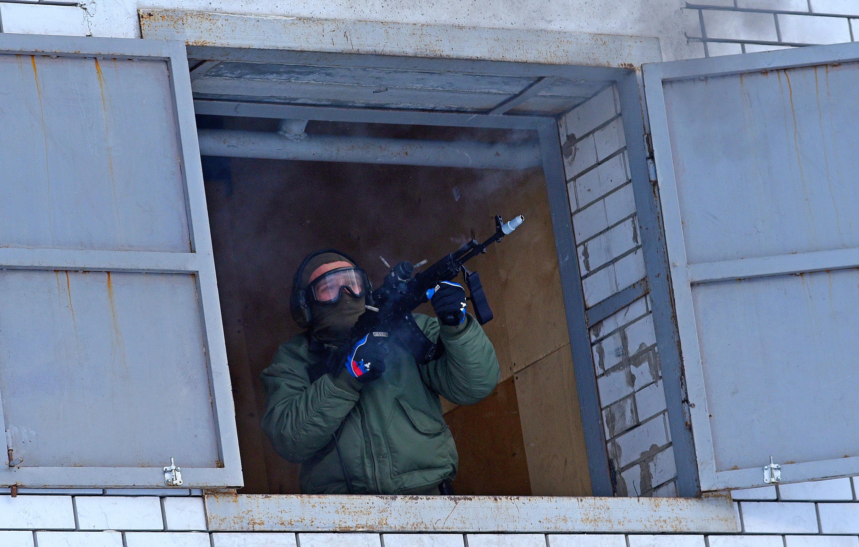 Боец СОБР во время учебной операции. По легенде тренировки, здание захватил вооруженный преступник