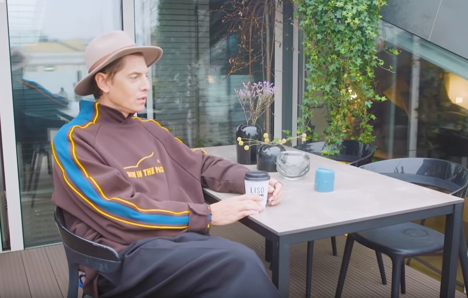 Стилист также показал изюминку квартиры — террасу на крыше, с которой открывается вид на Москву