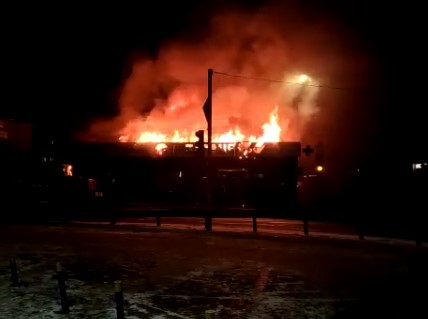 Торговые ряды загорелись на 450 «квадратах» в подмосковном Раменском