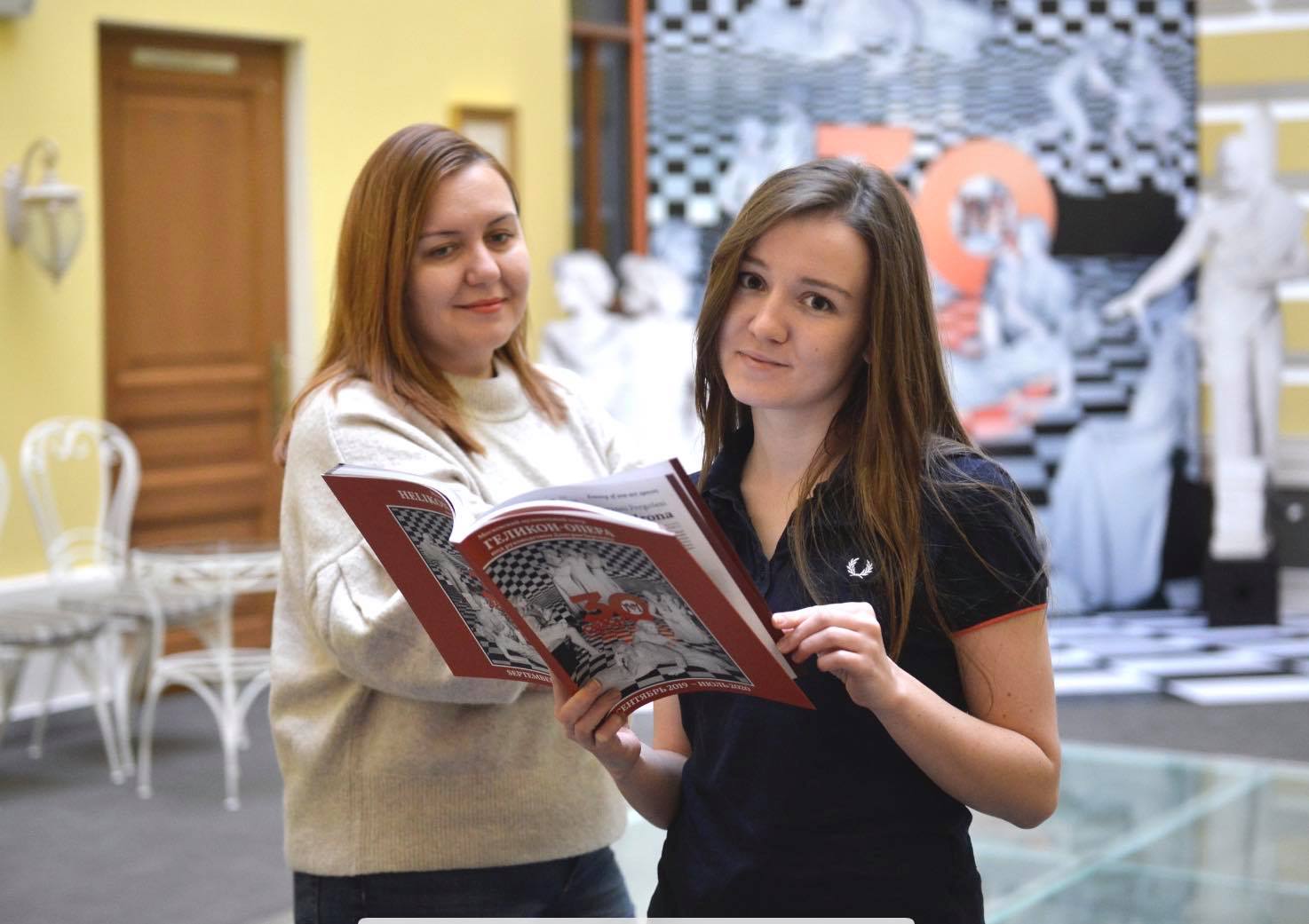 Елена Рубцова (слева) и Екатерина Феоктистова в фойе музыкального театра «Геликон-опера»