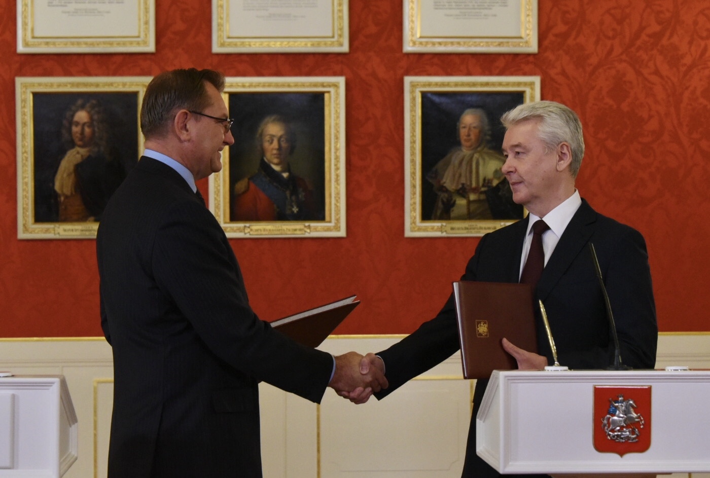 Мэр Москвы Сергей Собянин (справа) и гендиректор Orpea Group Эммануэль Массон подписали меморандум о сотрудничестве в социальной сфере