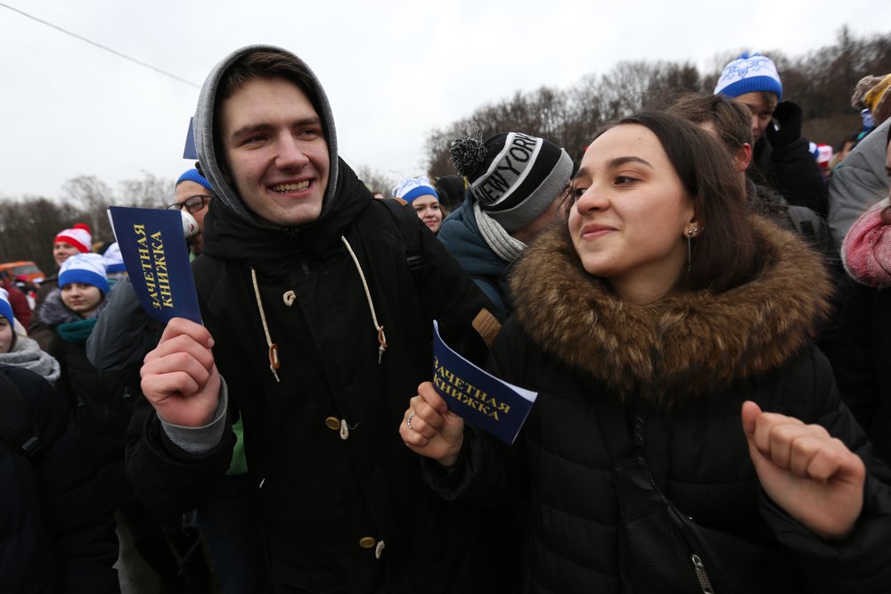 Студенты развернули зачетку площадью 500 квадратных метров у здания МГУ