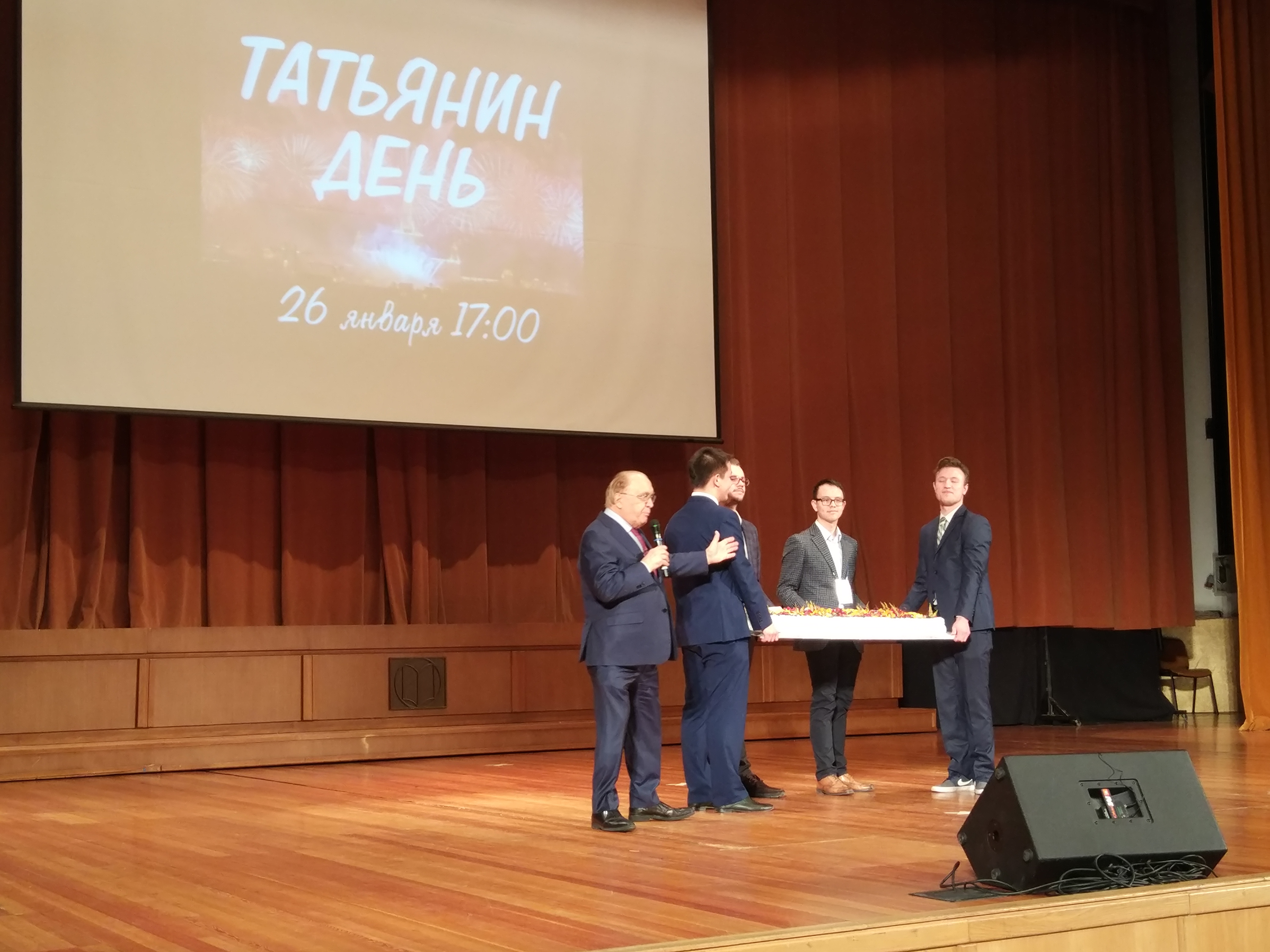 Ректор МГУ угостил студентов медовухой 