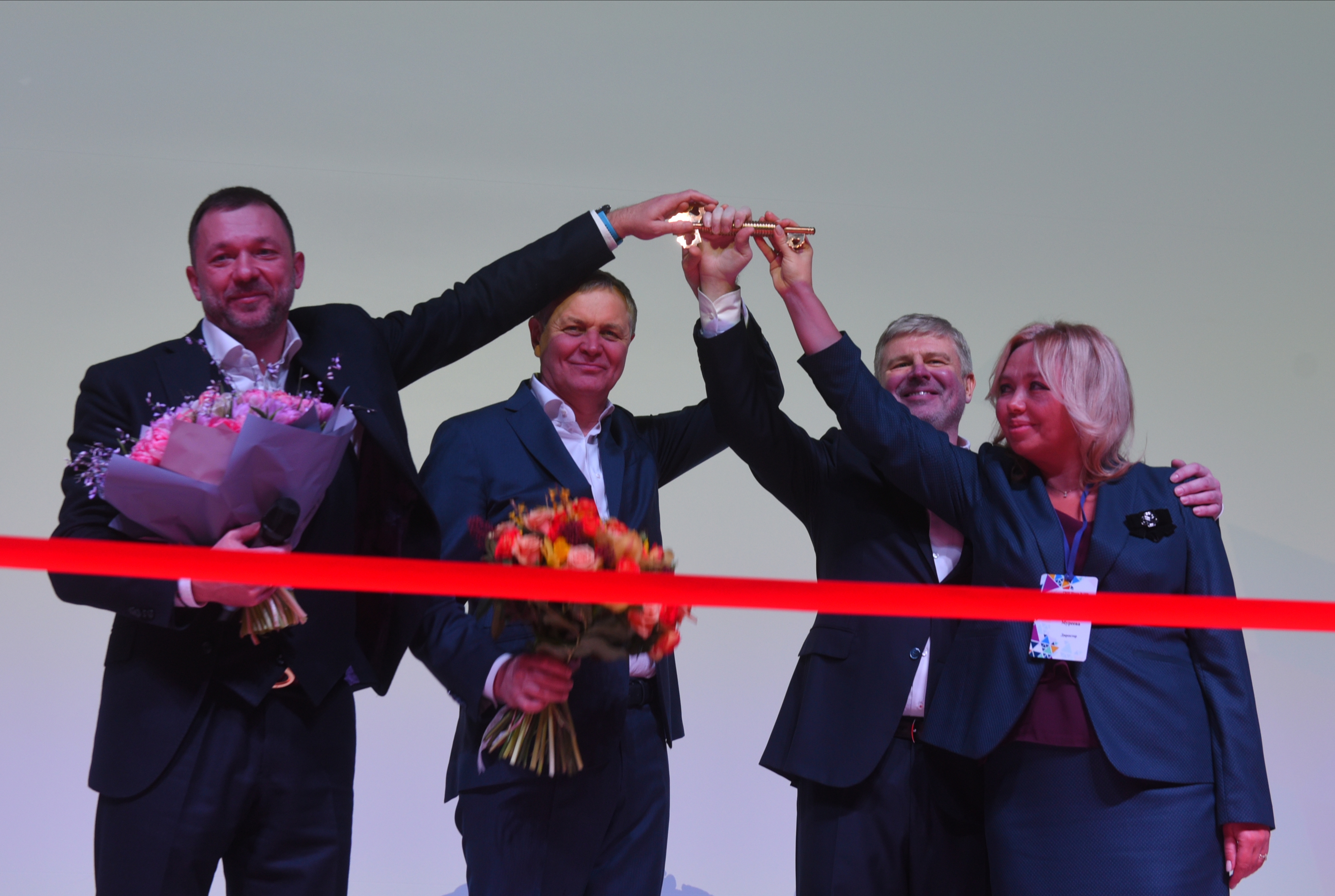 Участники церемонии открытия нового учебного корпуса (слева направо): депутат Госдумы РФ Дмитрий Саблин, руководитель Департамента развития новых территорий Москвы Владимир Жидкин, председатель совета директоров компании-застройщика Андрей Рябинский и директор школы № 1000 Наталья Муреева