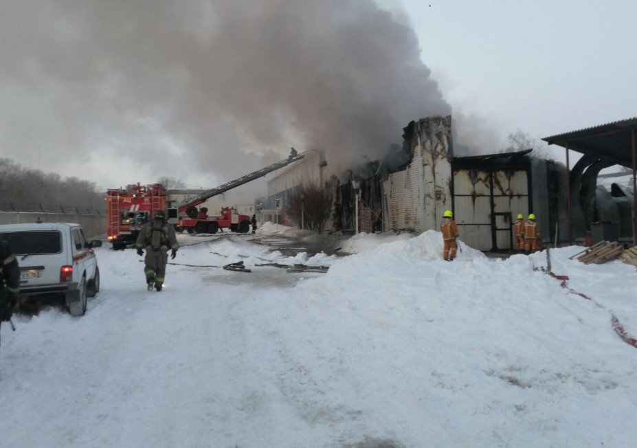 Крупный пожар в ангаре в Самарской области потушили