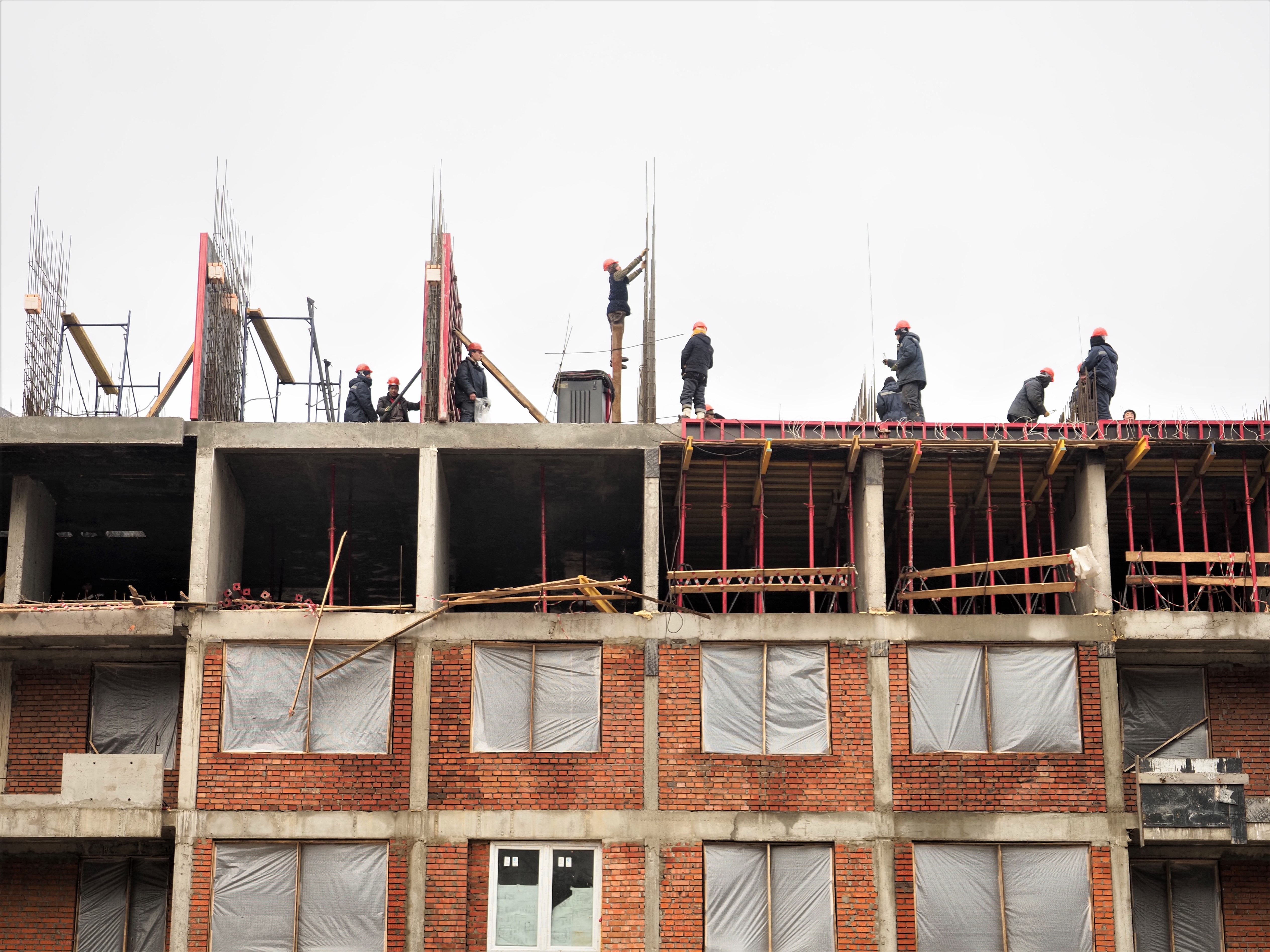 Коронавирус грозит срывом сроков половине застройщиков в России