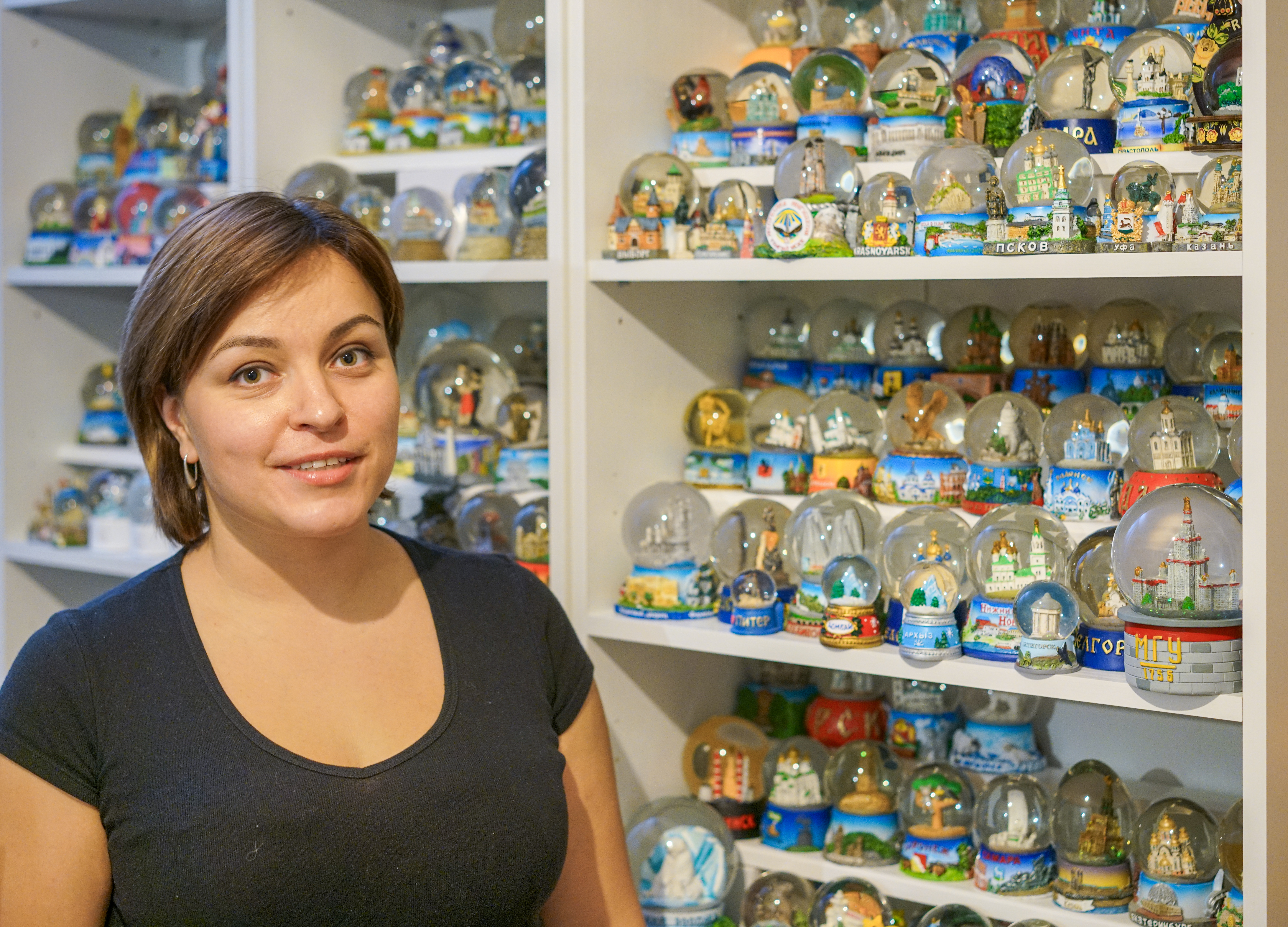 Варвара Яхина призналась, что хранить такое количество снежных шаров становится сложно